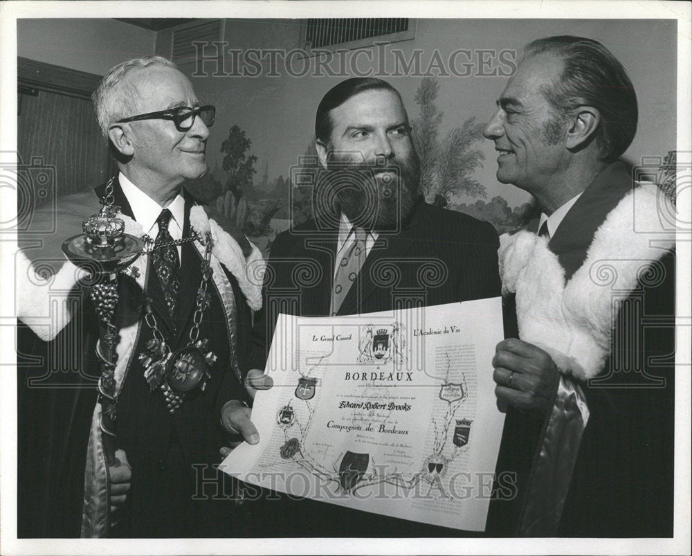 1971 Press Photo Columnist Gets Compagnons De Bordeaux Medal of Honor - Historic Images