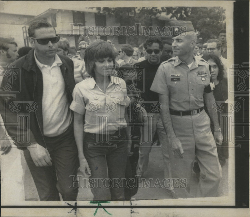 1970 Press Photo Actress Jane Fonda Fort Bregg Military Policeman - Historic Images