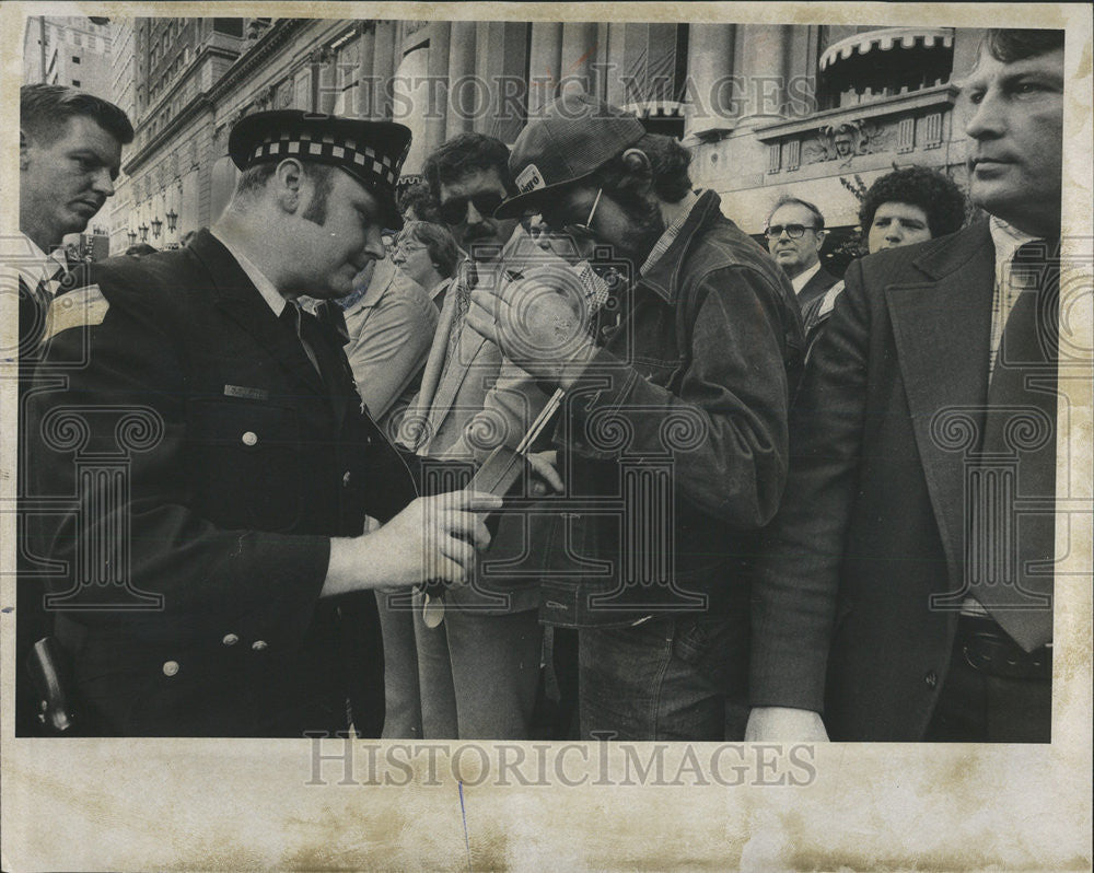 1975 Press Photo Policeman Metal Detector President Gerald Ford Polician - Historic Images