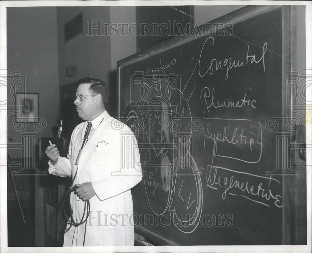 1957 Press Photo Dr. George LeRoy, lecturing at University of Chicago - Historic Images