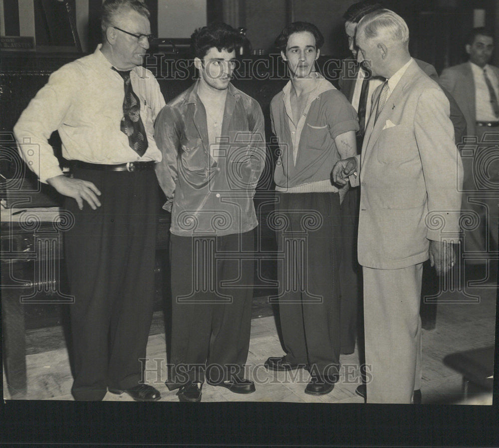 1954 Press Photo James De Simone his brother Gordon before Judge Austin Handcuff - Historic Images