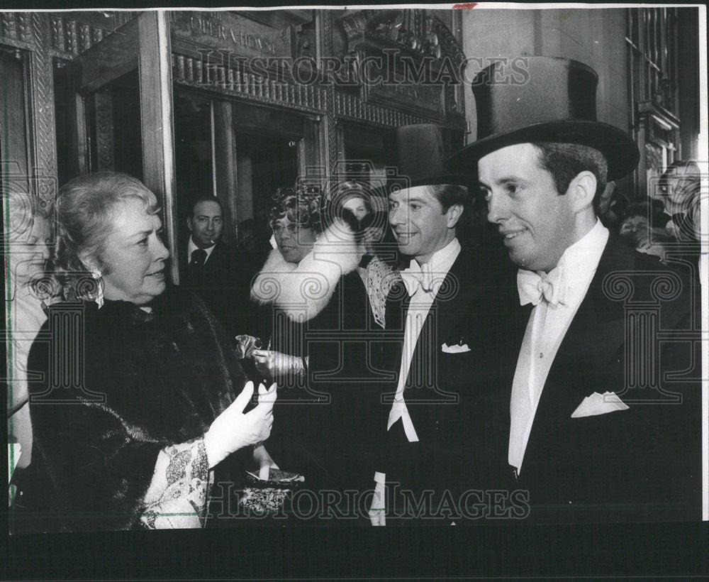 1974 Press Photo Arriving Of Opening Lyric Opera Chapin Hayden Sail In Stovepipe - Historic Images