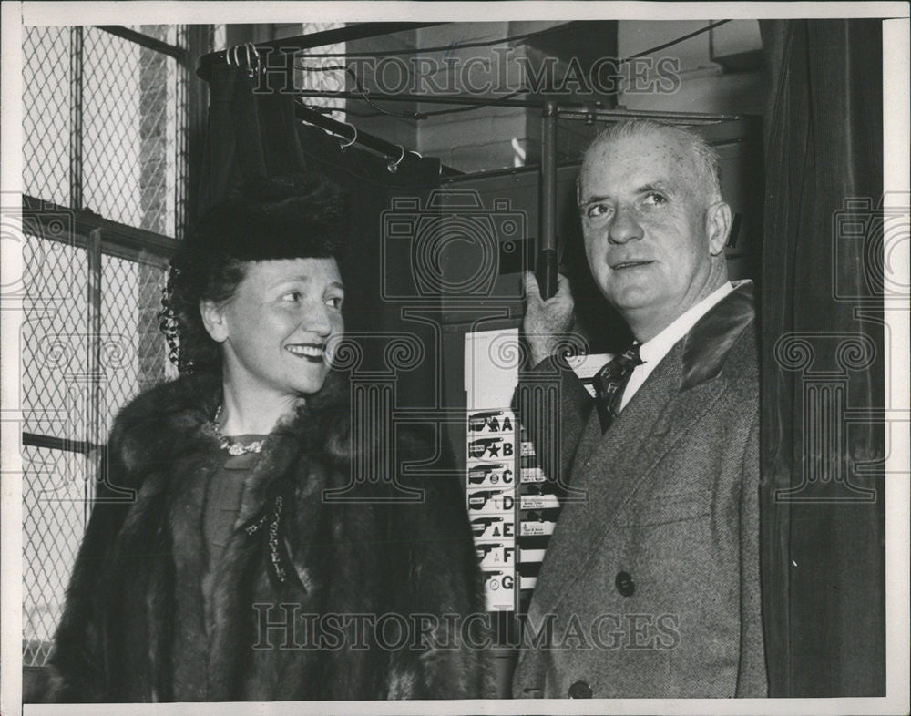 1940 Press Photo Edward Flynn Mrs Democratic National committee Polling School - Historic Images