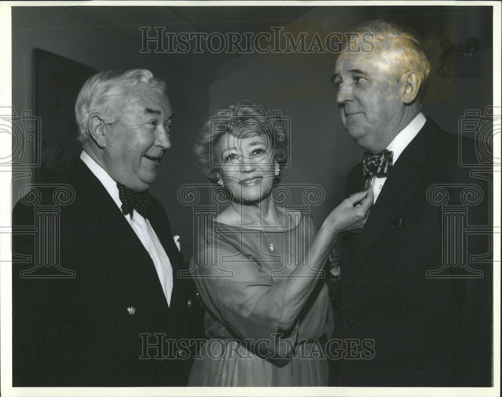 1982 Press Photo Father Flynn Edward Scanlon Party Friends - Historic Images