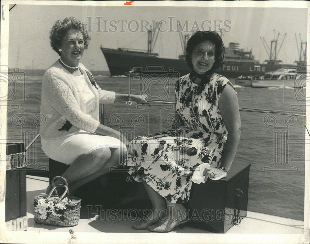 1963 Press Photo Robert Foley Ryan Used Locker For Seat As They  Basked In Sun - Historic Images