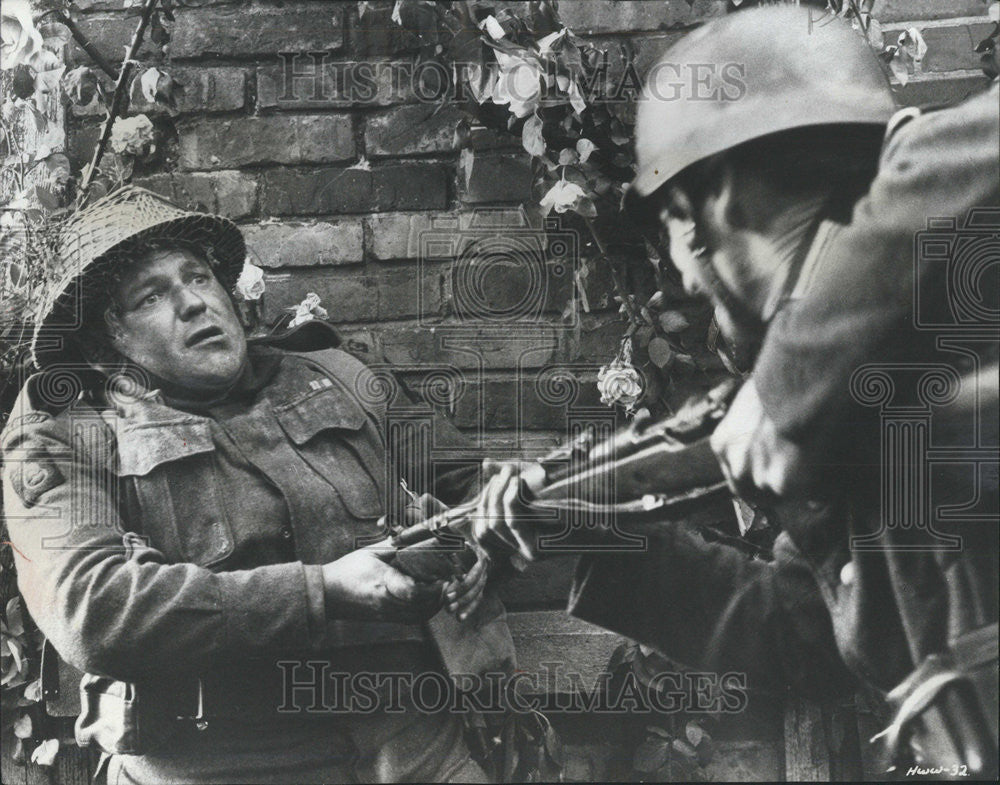 1967 Press Photo Private Clapper bayonet Gut Death War enemy Roy Kinnear - Historic Images