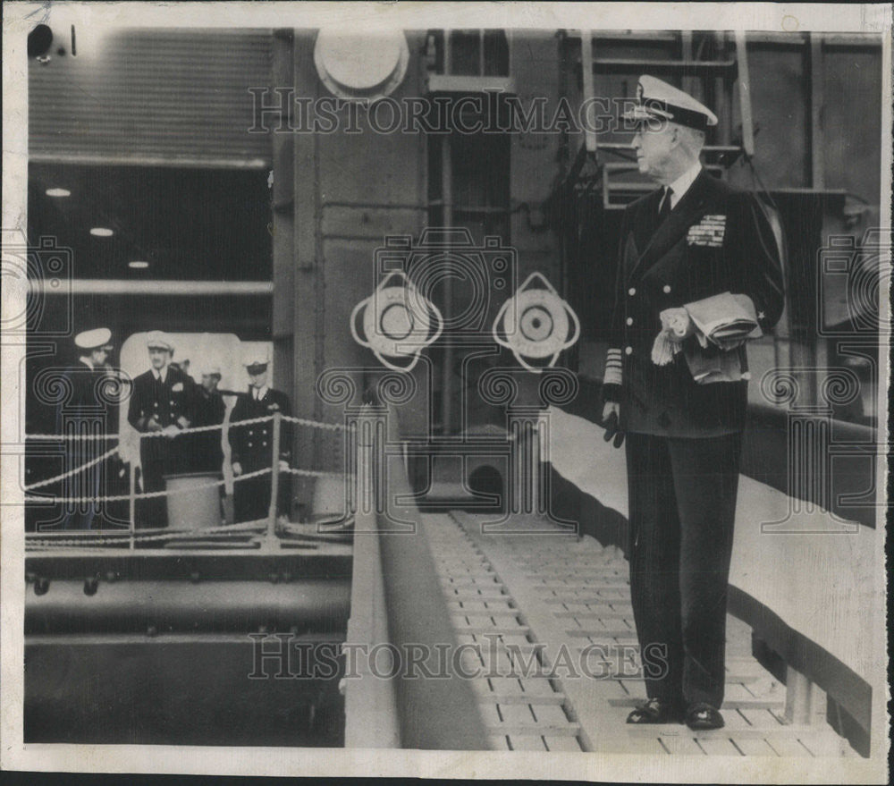 1950 Press Photo Kinkaid With Flag Under Arm Turns Last Look Carrier Enterprise - Historic Images