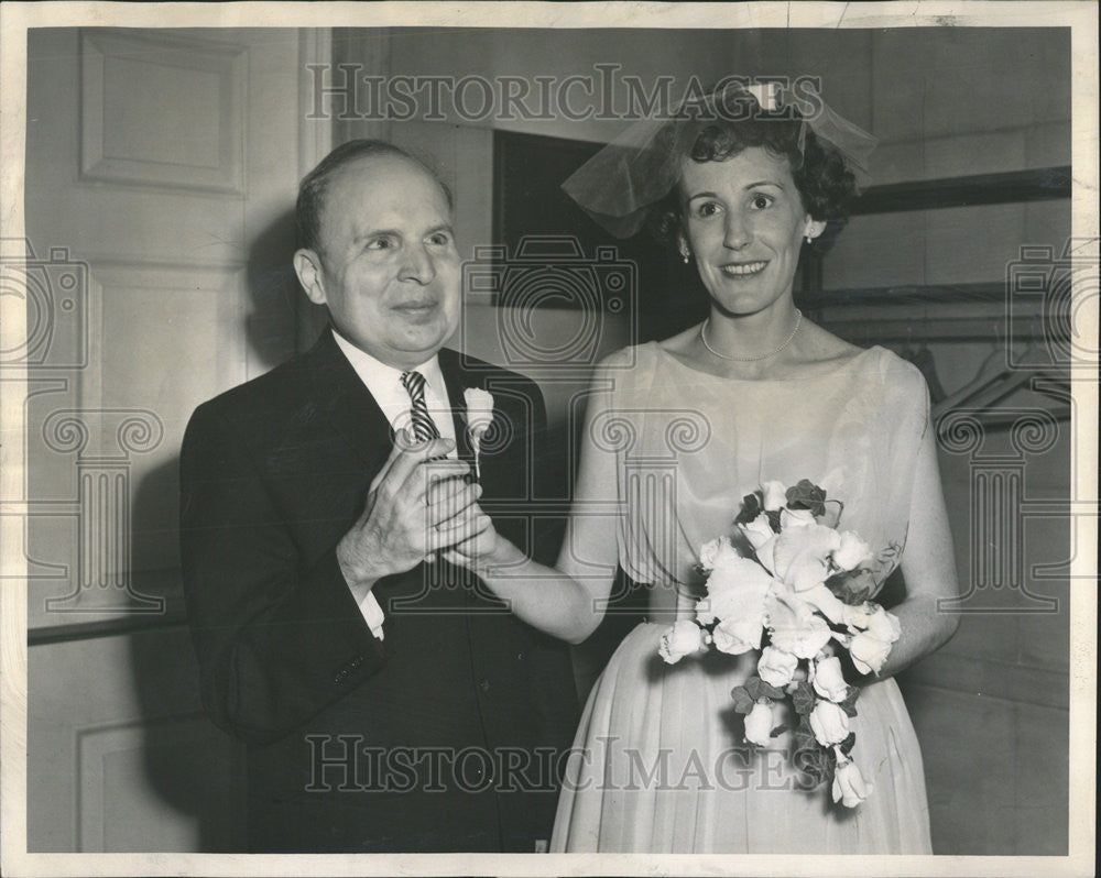 1962 Press Photo Winnetka Evelyn Davis warmbrodt Richard Kinney clasp hand - Historic Images