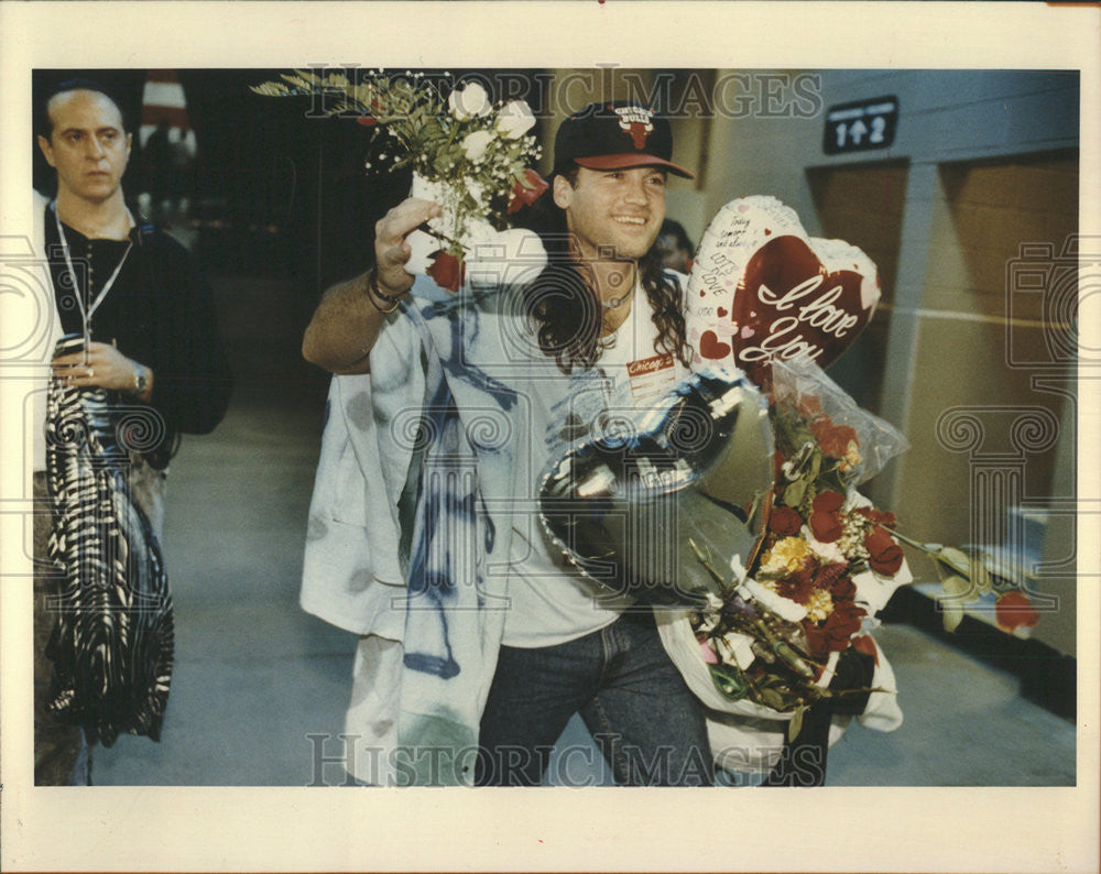 1993 Press Photo Cyrus Singer Heads To His Dressing Room After A Concert - Historic Images