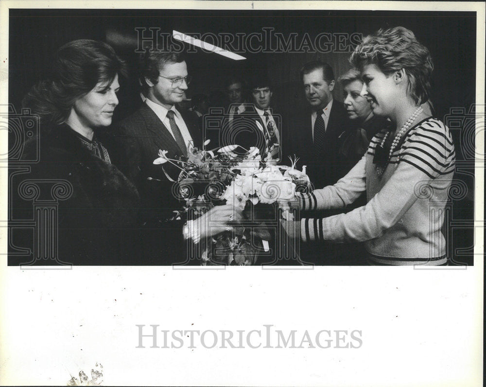 1982 Press Photo Gustaf At Side Queen Silvia Accept Orchid From Byrne At Airport - Historic Images