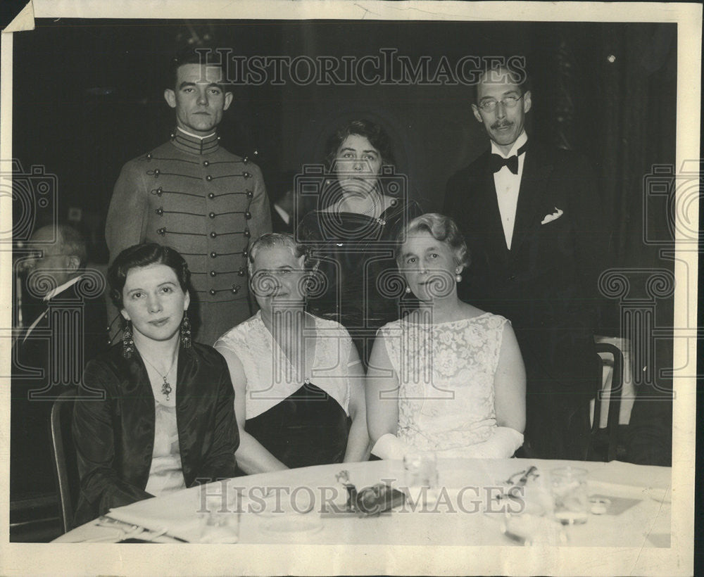 1933 Press Photo Mrs Bernays Johnston Attended The Dinner Dance At Drake Hotel - Historic Images