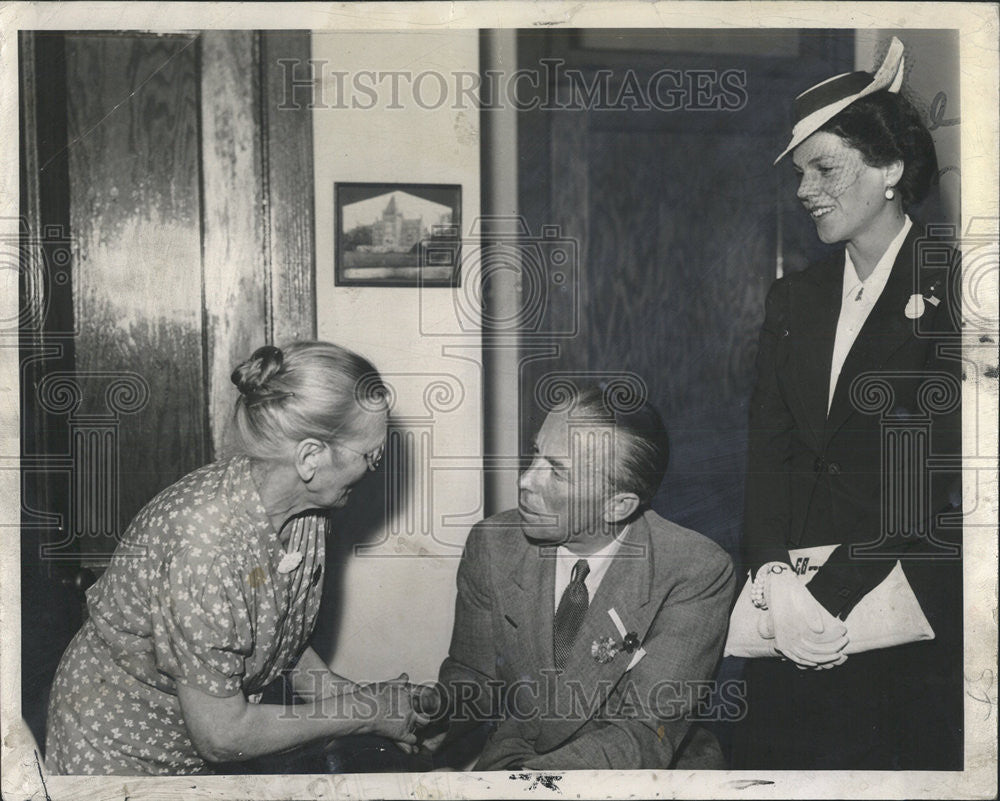 1939 Press Photo Count Countess Folke Bernadotte Talking To Old Last At Home - Historic Images