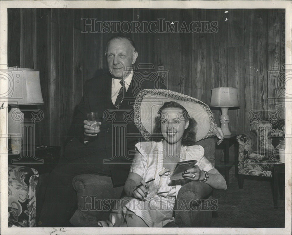 1952 Press Photo Bering Checked Over Her Openings About Winners In Lounge - Historic Images