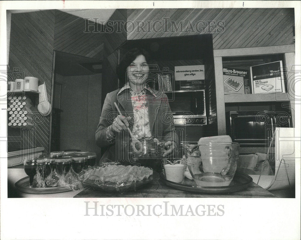 1978 Press Photo Bergland Is Surrounded By Tools Of Her Trade At Cooking School - Historic Images