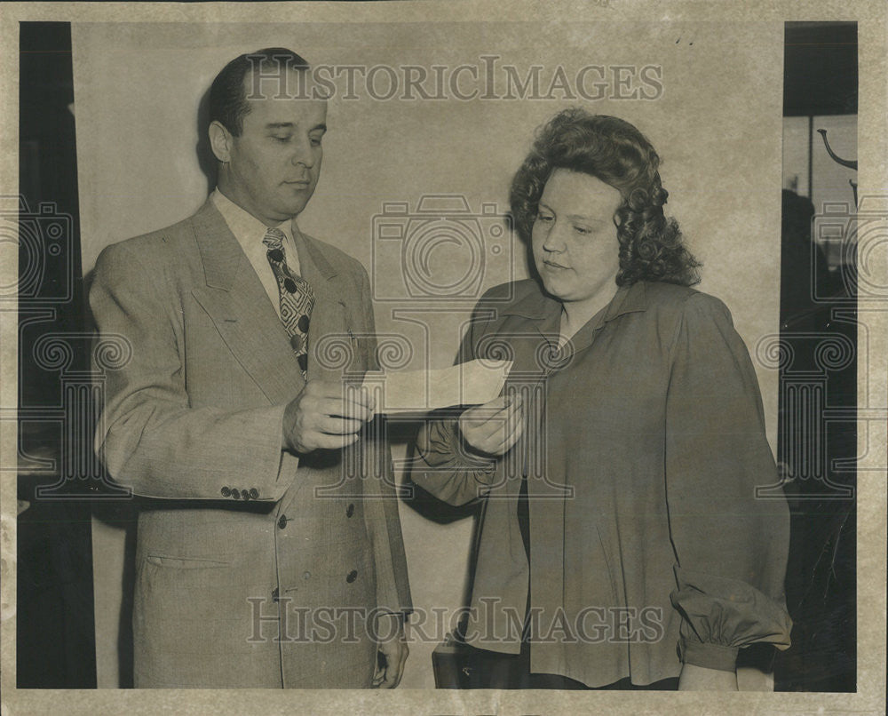 1952 Press Photo Anhalt Receives Check From Sanduski Of Insurance Bureau - Historic Images