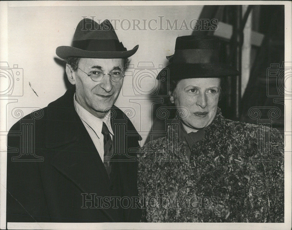 1941 Press Photo Auerbaoh And Proffesor Are Pictured On Arrival To Chicago - Historic Images