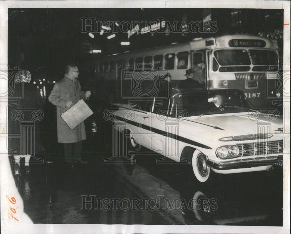 1960 Press Photo Richard Atcheson races a CTA bus - Historic Images