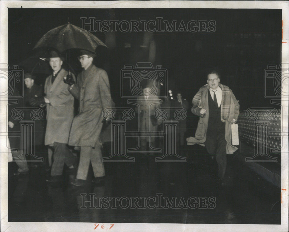 1960 Press Photo Reporter Atcheson Madison St. Bridge - Historic Images