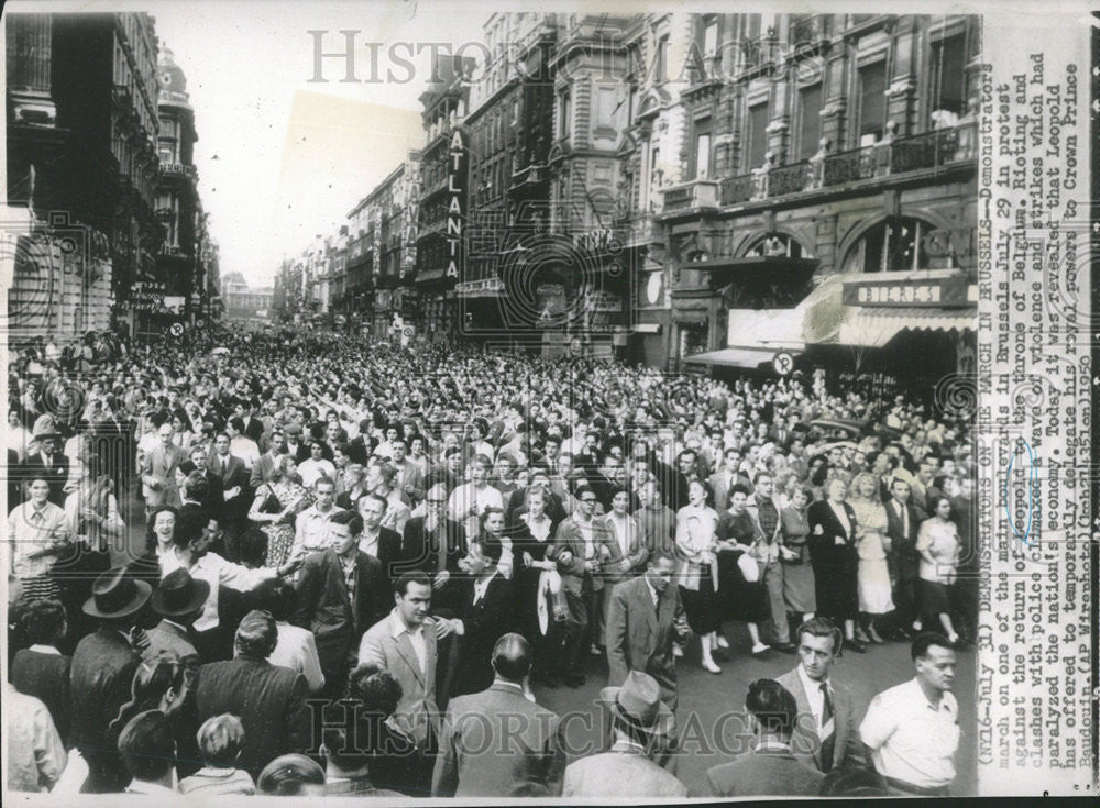 1950 Press Photo Demonstrators march Brussels protest Leopold throne Belgium - Historic Images