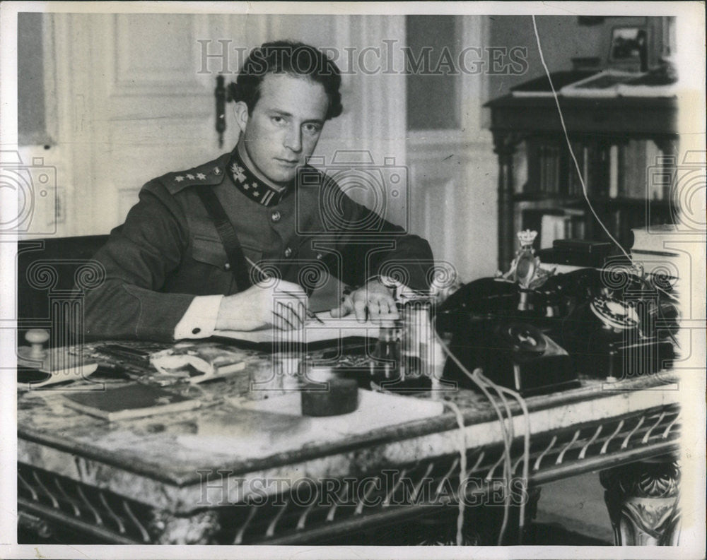 1950 Press Photo King Leopold At His Desk Shortly After His Father's Death - Historic Images