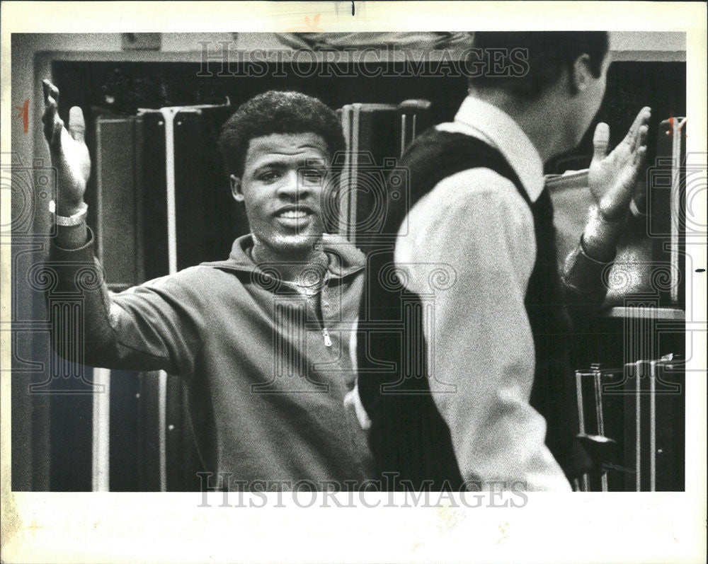 1984 Press Photo Convicted Killer Aryules &quot;Michael&quot; Bivens Waves - Historic Images