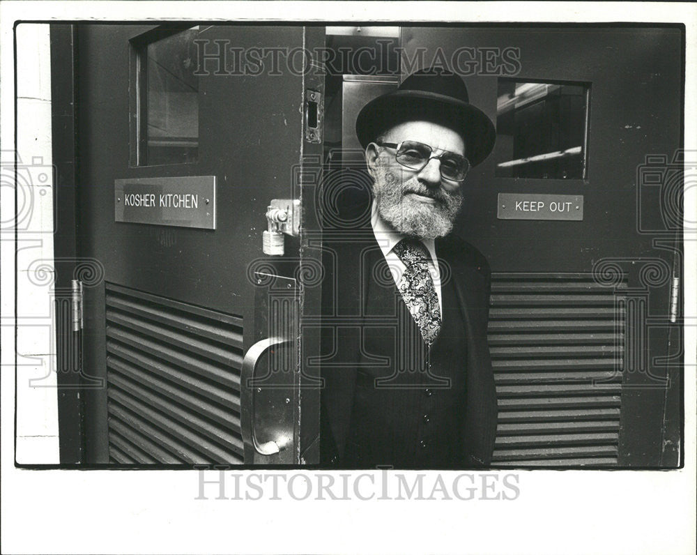 1980 Press Photo Rabbi Issac Blachman Leaves The Kosher Kitchen At The Hotel - Historic Images