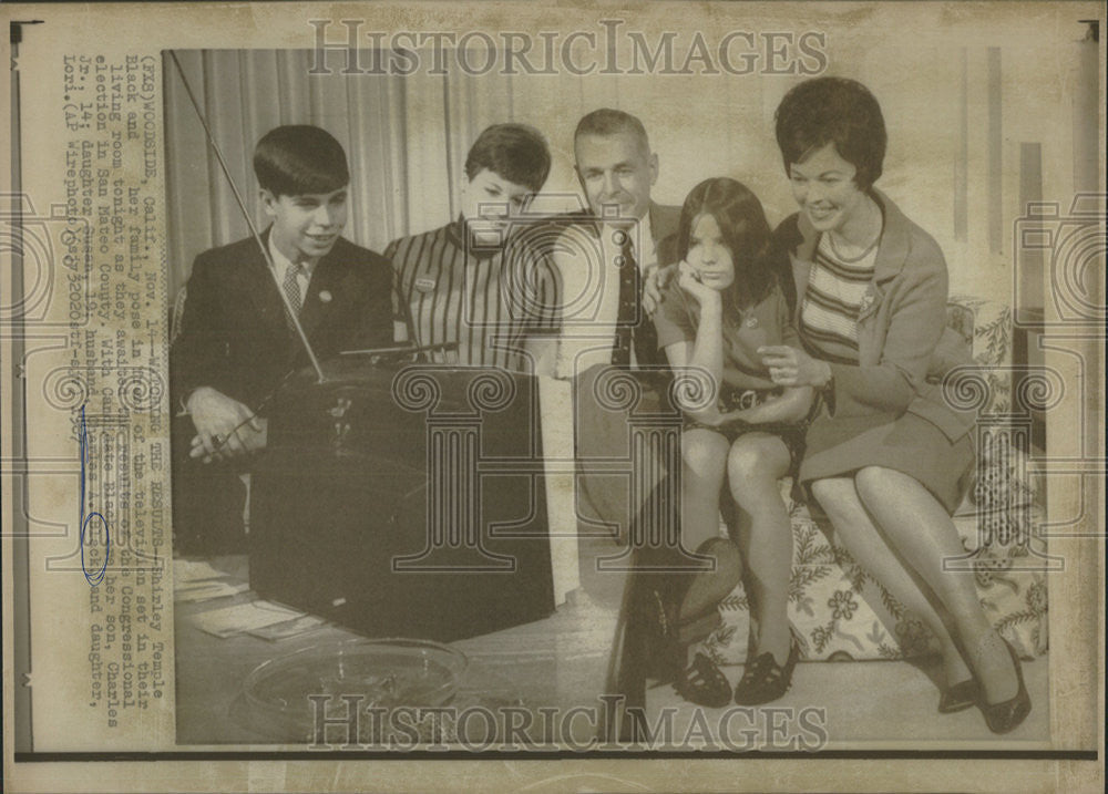 1967 Press Photo Shirley Temple Black And Her Family Pose In Front Of Television - Historic Images