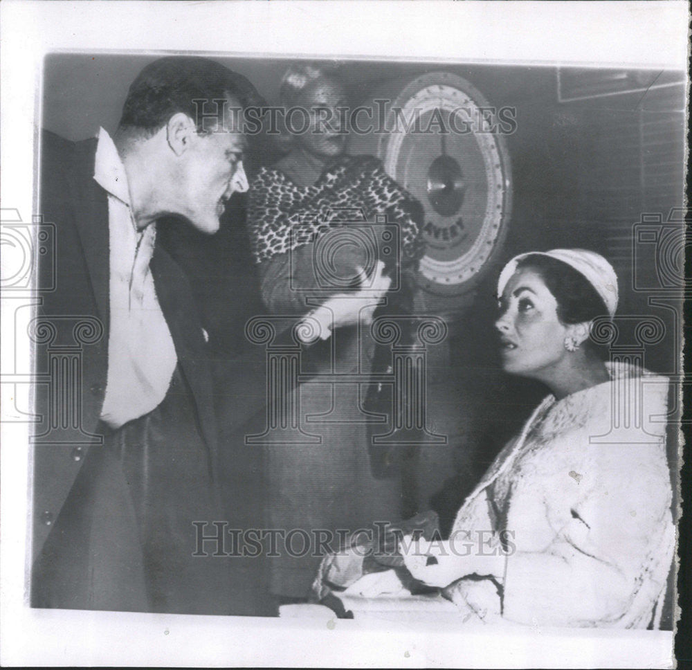 1957 Press Photo Producer Michael Todd And His Wife Liz Taylor Argue At Airport - Historic Images