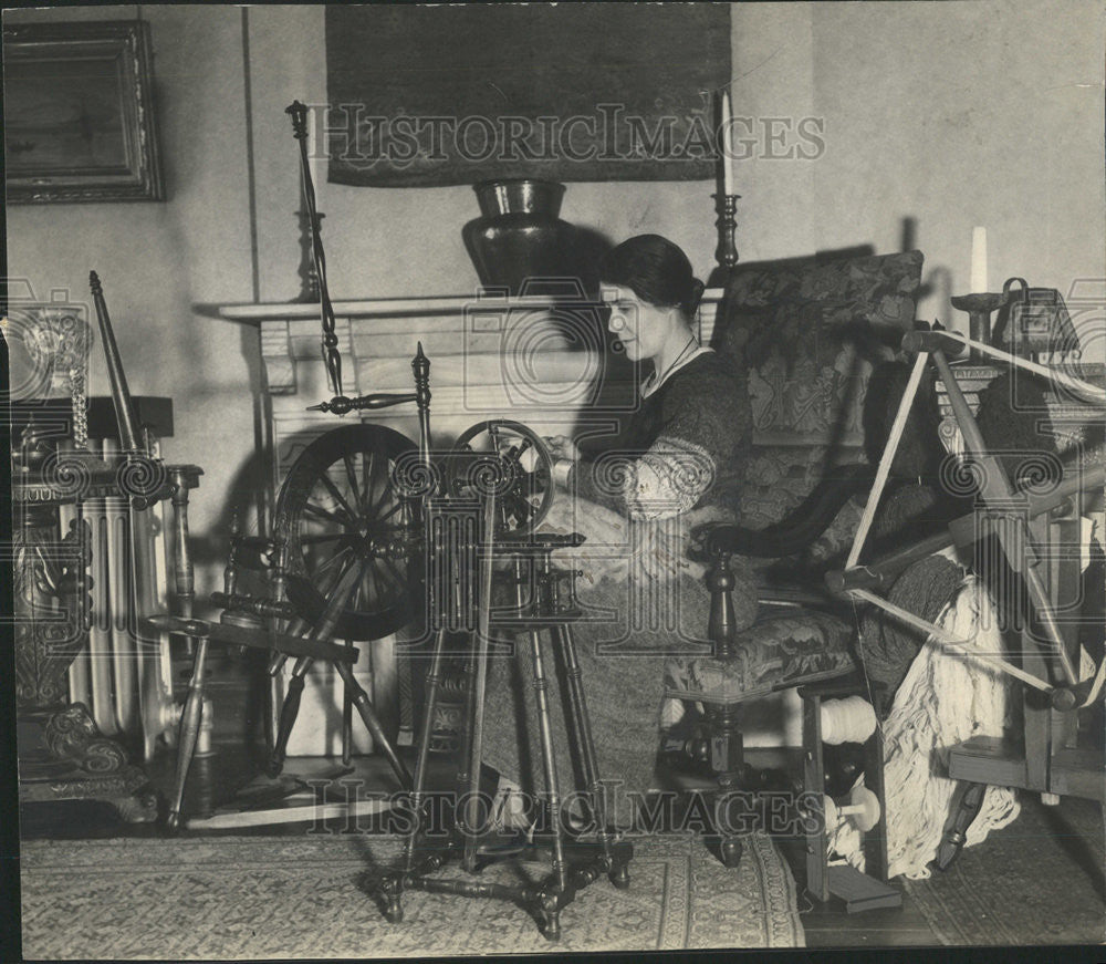 1935 Press Photo Mrs. William F. Conion, spinning wheel - Historic Images