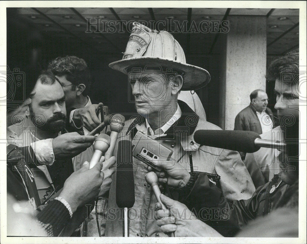 1987 Press Photo Fire Commission William Blair Conrad Hilton fire - Historic Images