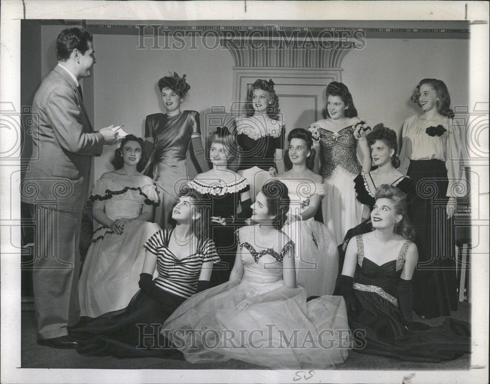 1944 Press Photo Harry Conover Congratulates Fair Bond Selling Champions - Historic Images