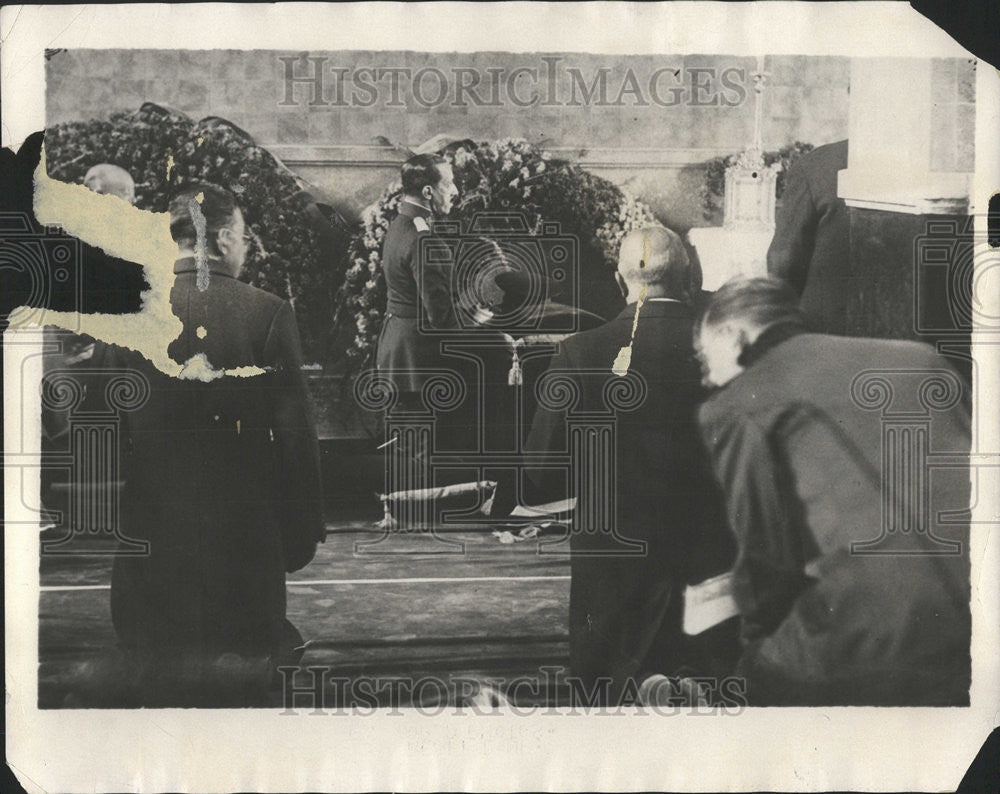 1930 Press Photo King Alfonso Of Spain Attends Funeral - Historic Images