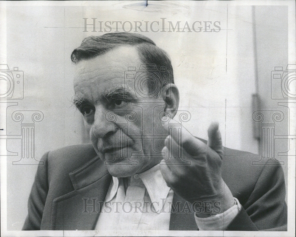 1975 Press Photo Dr Theodore Binder during interview by Larson - Historic Images