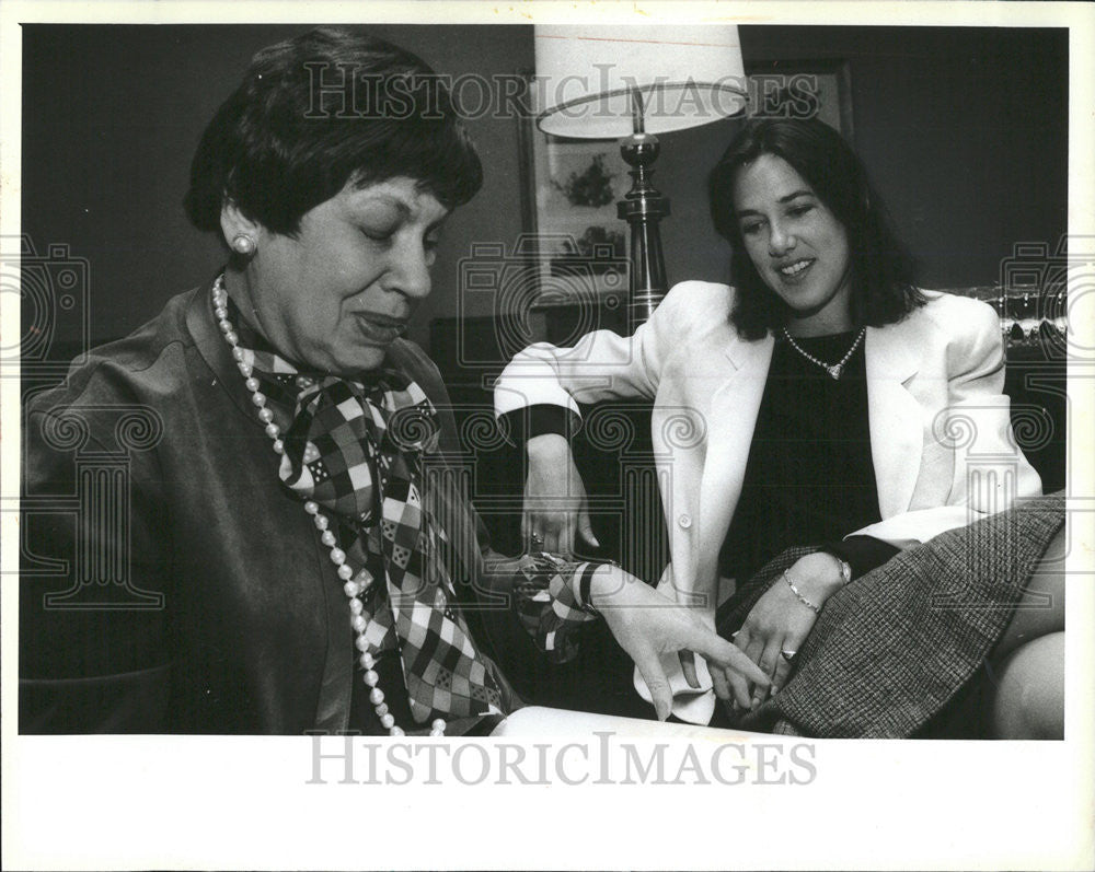 1985 Press Photo Author Lisa Birnbach and Pollster Florence Skelly - Historic Images