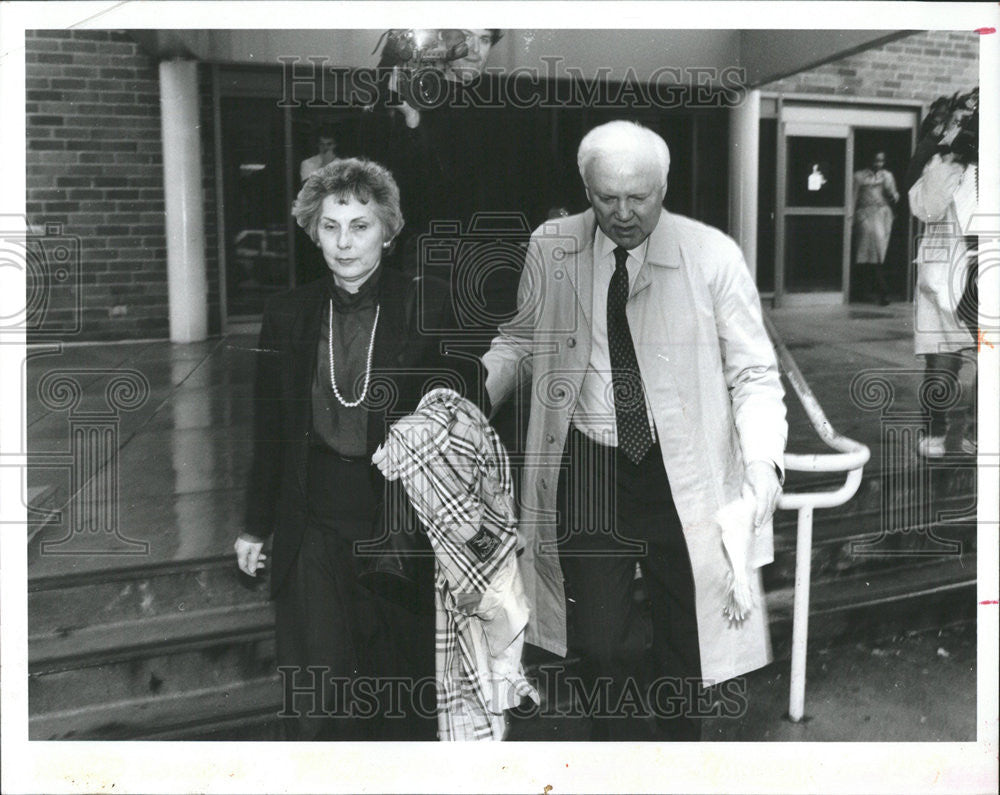 1990 Press Photo Joan And Nicholas Biro Leave Court In Skokie After Hearing - Historic Images