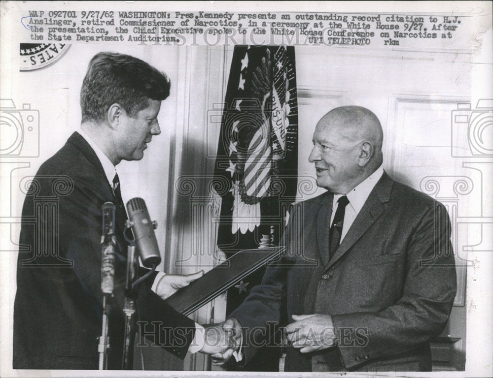 1962 Press Photo President Kennedy Outstanding Record Citation to H.J. Anslinger - Historic Images