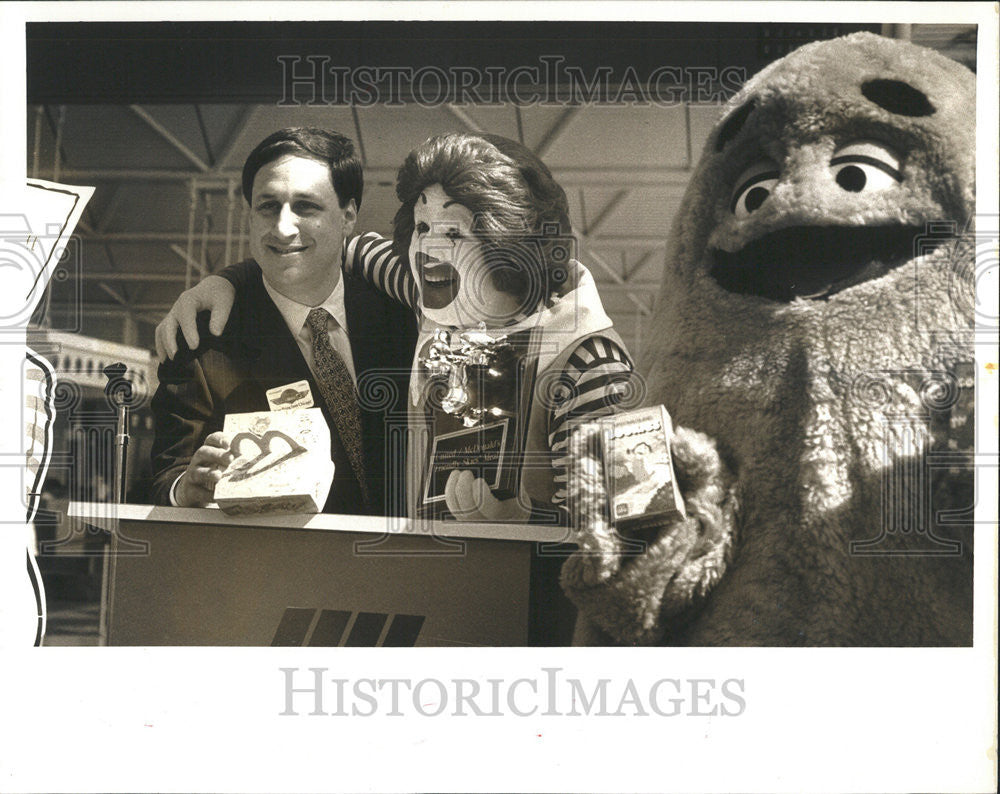 1992 Press Photo United Airline Marketing VP Adam M. Aron With Ronald McDonald - Historic Images