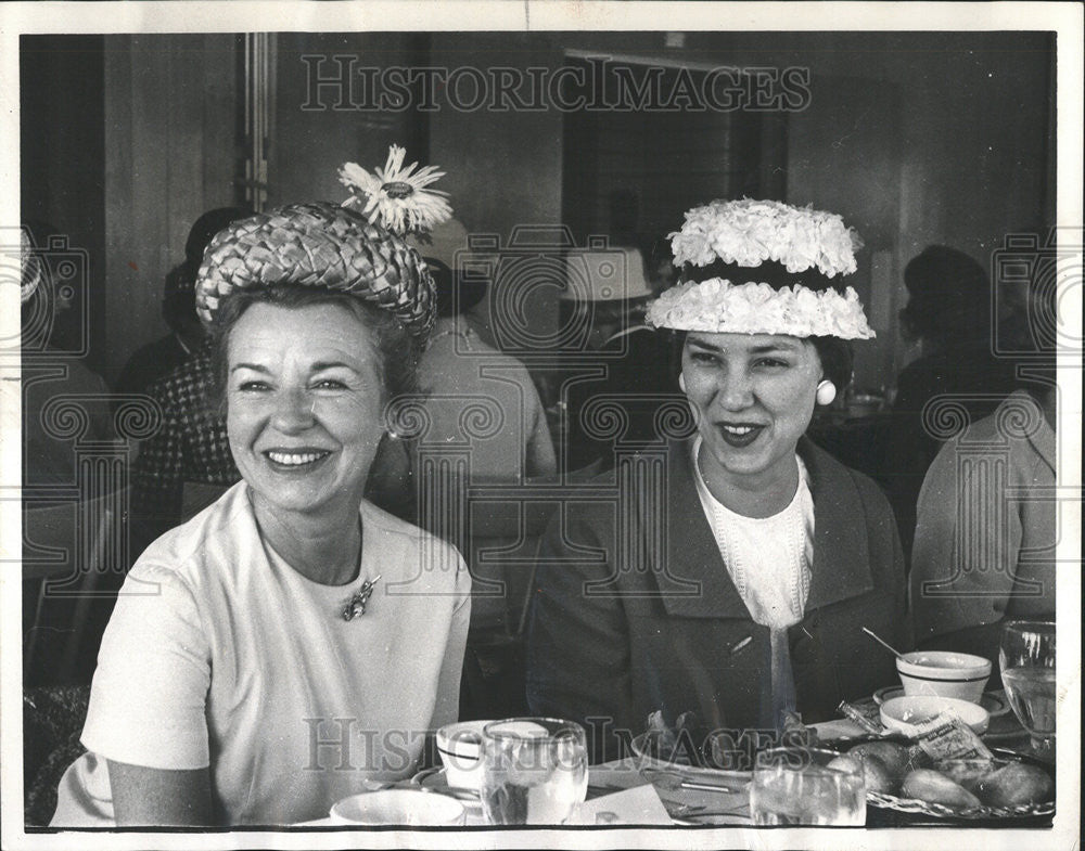 1964 Press Photo Mrs. Walter Arnold And Mrs. Jerry Hawkins Wear Flowered Hats - Historic Images