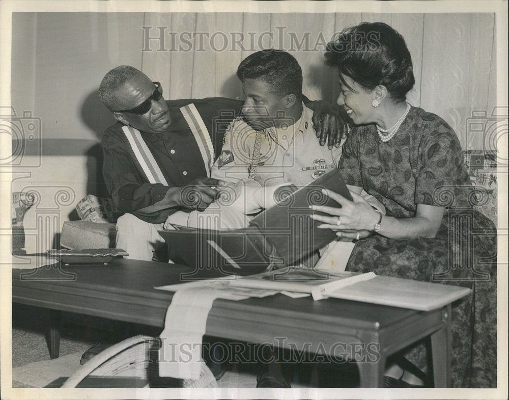 1966 Press Photo Soldier Andrew J. Brown Jr. With Parents Andrew Sr. And Inez - Historic Images