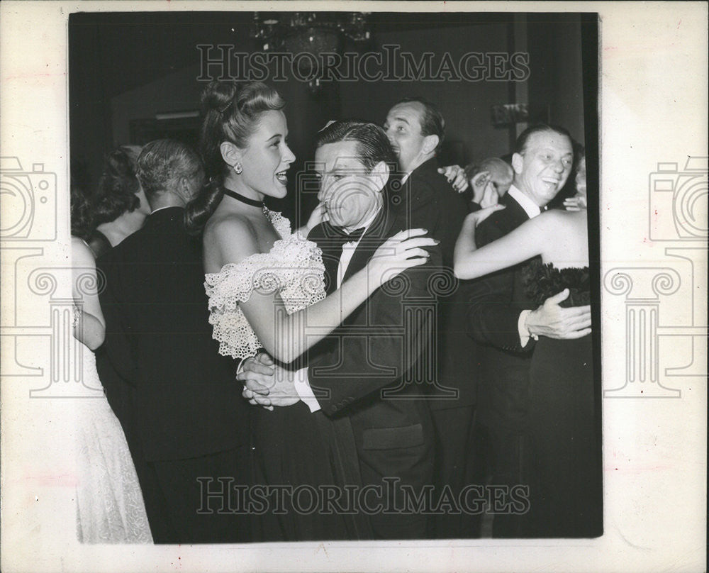 1946 Press Photo Hoagy Carmichael And Betty Newling Dancing - Historic Images