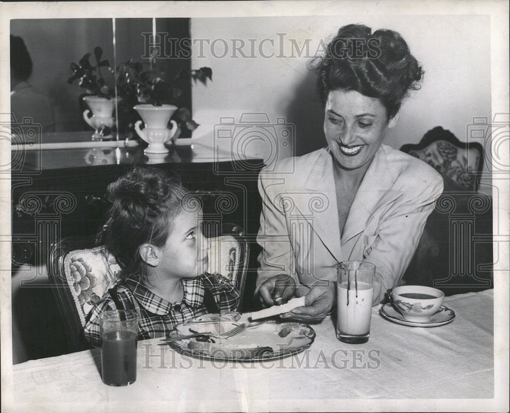 1947 Press Photo Mrs. Borin &amp; Daughter Bonnie Borin - Historic Images