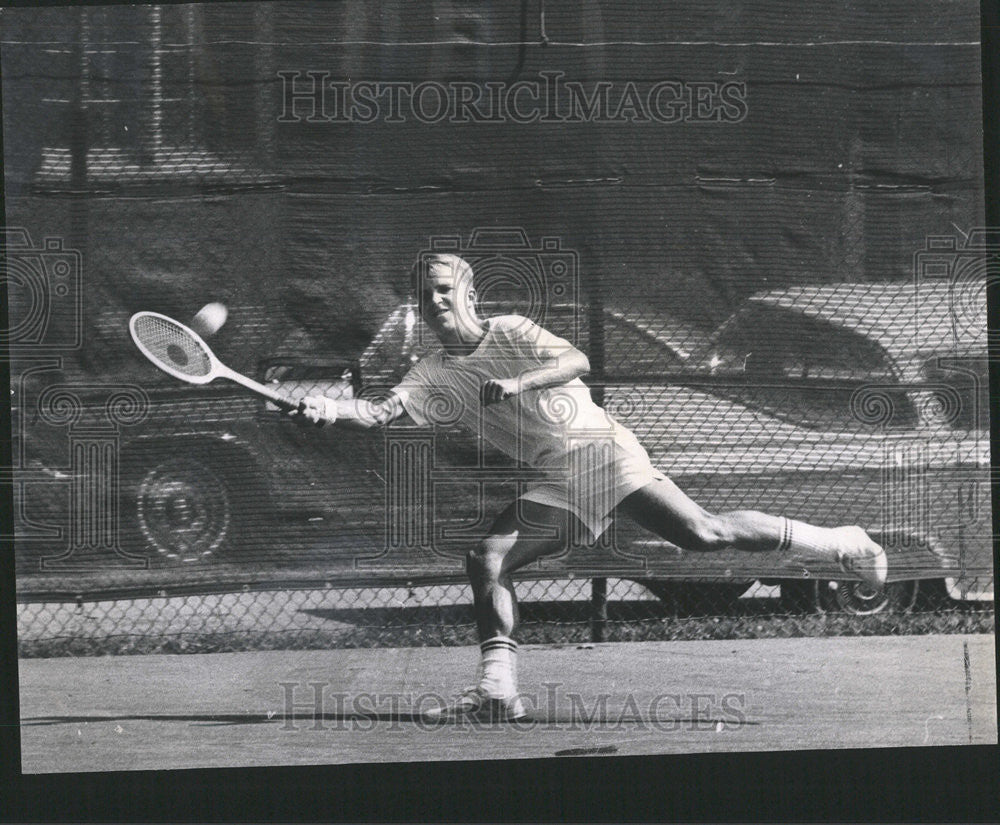 1968 Press Photo Peter Armstrong Stretches To Make Backhand Return - Historic Images