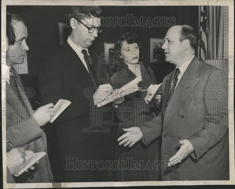 1952 Press Photo D&#39;Annunzio Avoids Talking To The Press - Historic Images