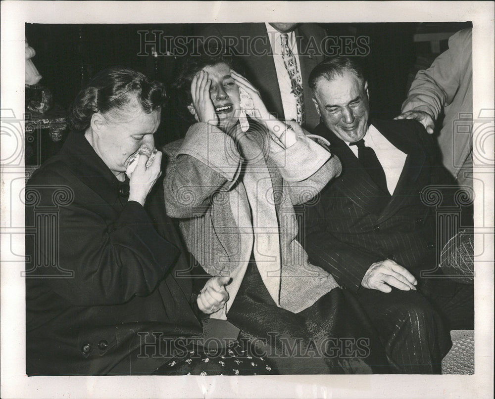 1954 Press Photo The Widow And Parents Of Slain Policeman Charles Annerino Sob - Historic Images