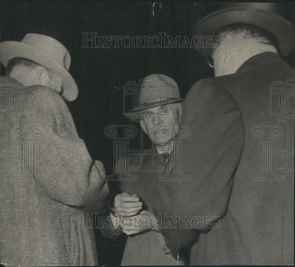 1948 Press Photo Oak Park Policemen Handcuff Thomas Michael in Chicago - Historic Images