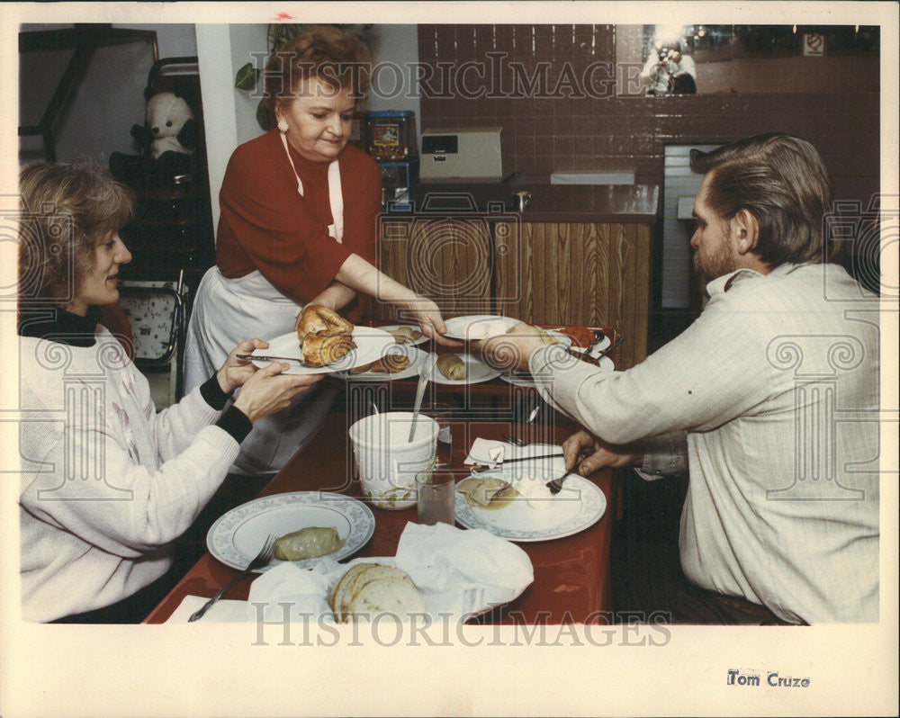 1991 Press Photo Zenona Duffy Serves George &amp; Diane Banks At Her Restaurant - Historic Images