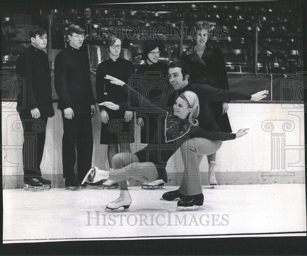 1971 Press Photo Salvation Capades stars- Canadian Champion Linda Carbonetto - Historic Images