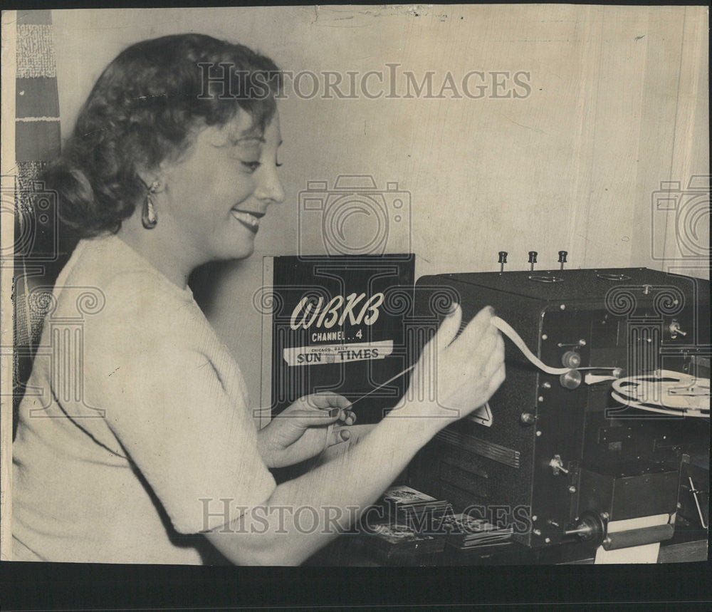 1949 Press Photo Miss Sheryl Leonard Gets Preview of the New Multiscope - Historic Images