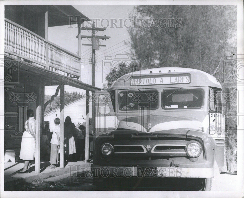 1961 Press Photo Castaner Hospital Patients Bus Public Car - Historic Images