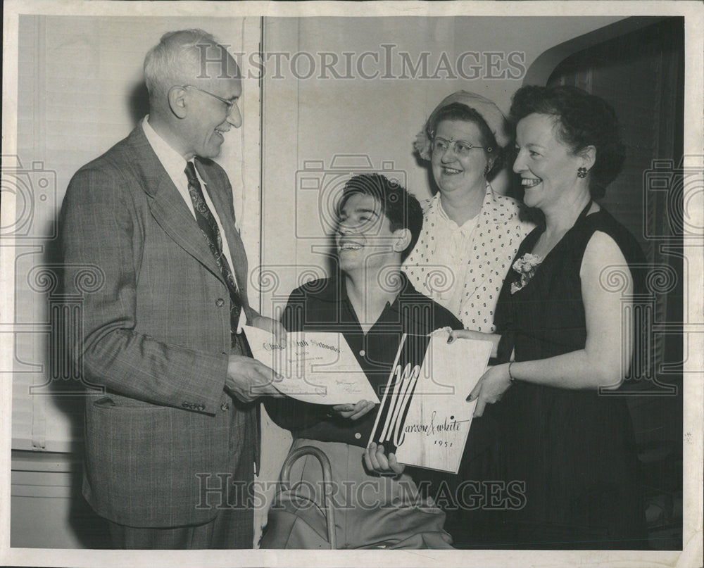 1951 Press Photo Robert Gregg Sam Leone Polio Austin High School Diploma - Historic Images